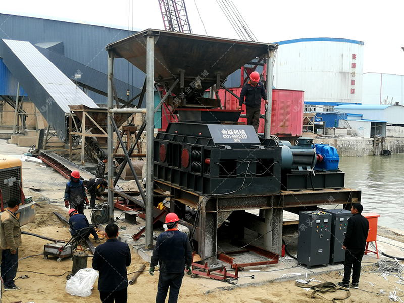 花崗巖對輥破碎機(jī)出料粒度多少？產(chǎn)量多大？