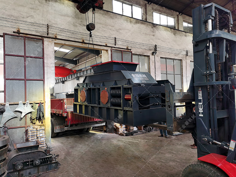 1500*1000全液壓對輥制砂機設備發(fā)往江西