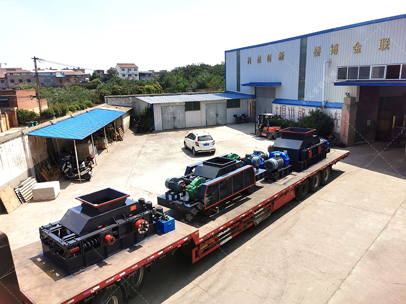 1200*1200雙齒輥破碎機，兩臺900*900軌道移動雙齒輥破碎機發(fā)往云南