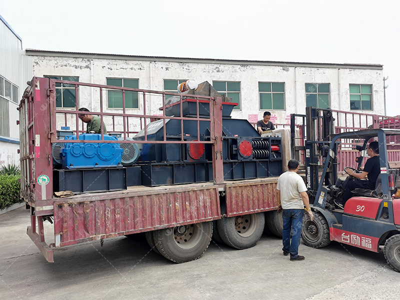 如何選擇青石制砂設備，時產50噸對輥制砂機多少錢一臺？