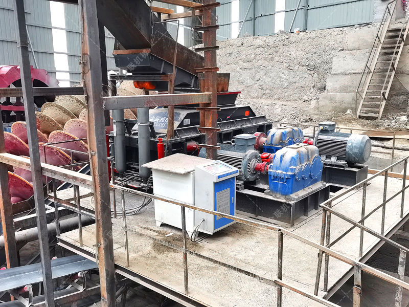 制砂用什么設(shè)備效果好？這款全自動數(shù)控對輥制砂機很不錯