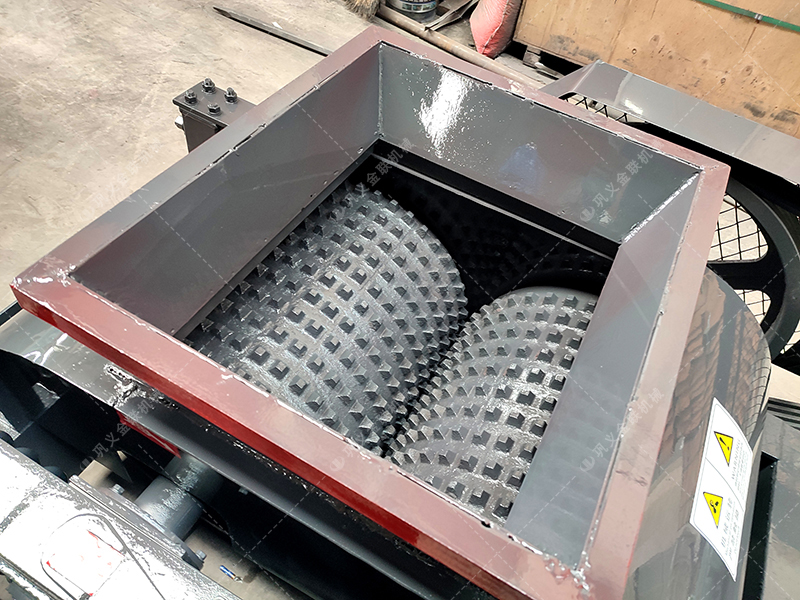 雙齒輥與光面輥差異解析：煤矸石破碎該選哪種對輥設(shè)備？